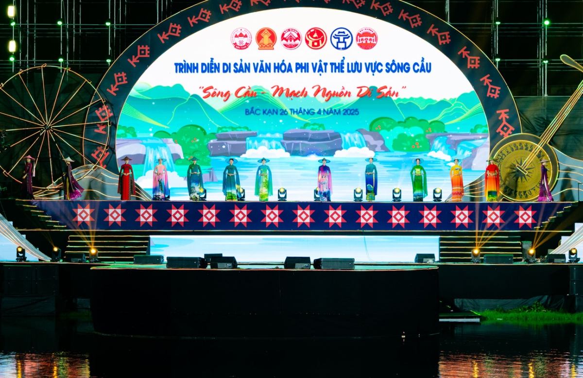 bộ sưu tập áo dài đặc biệt của ntk vũ thảo giang tôn vinh vẻ đẹp sông cầu hình ảnh 1 bo suu tap ao dai dac biet cua ntk vu thao giang ton vinh ve dep song cau hinh anh 1