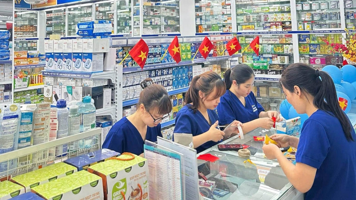 long châu phủ cờ tổ quốc ở hơn 2025 nhà thuốc trên toàn quốc nhân dịp 30 4 1 5 hình ảnh 2 long chau phu co to quoc o hon 2025 nha thuoc tren toan quoc nhan dip 30 4 1 5 hinh anh 2