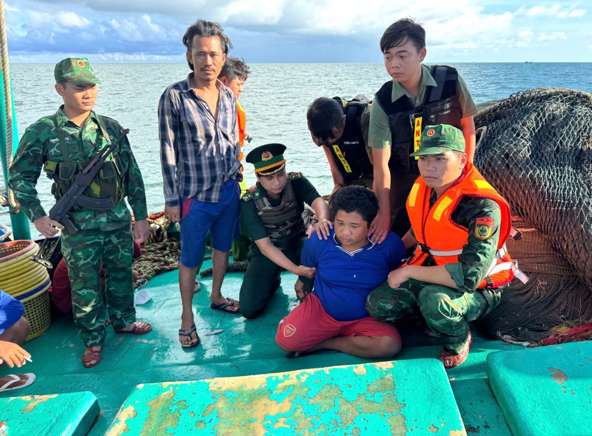 biên phòng và công an phối hợp bắt giữ nghi phạm giết người trên tàu cá hình ảnh 1 bien phong va cong an phoi hop bat giu nghi pham giet nguoi tren tau ca hinh anh 1