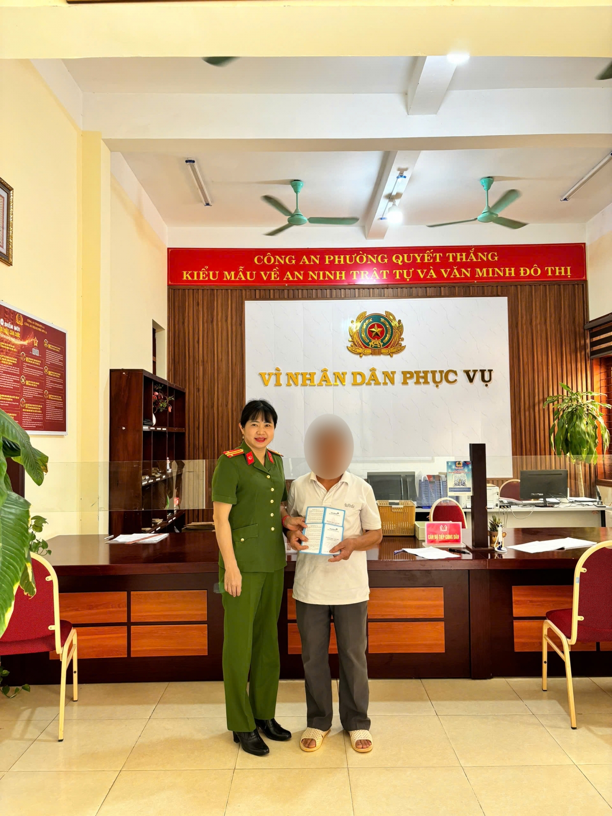 công an kịp thời ngăn cụ ông chuyển tiền vào tài khoản đối tượng lừa đảo hình ảnh 1 cong an kip thoi ngan cu ong chuyen tien vao tai khoan doi tuong lua dao hinh anh 1
