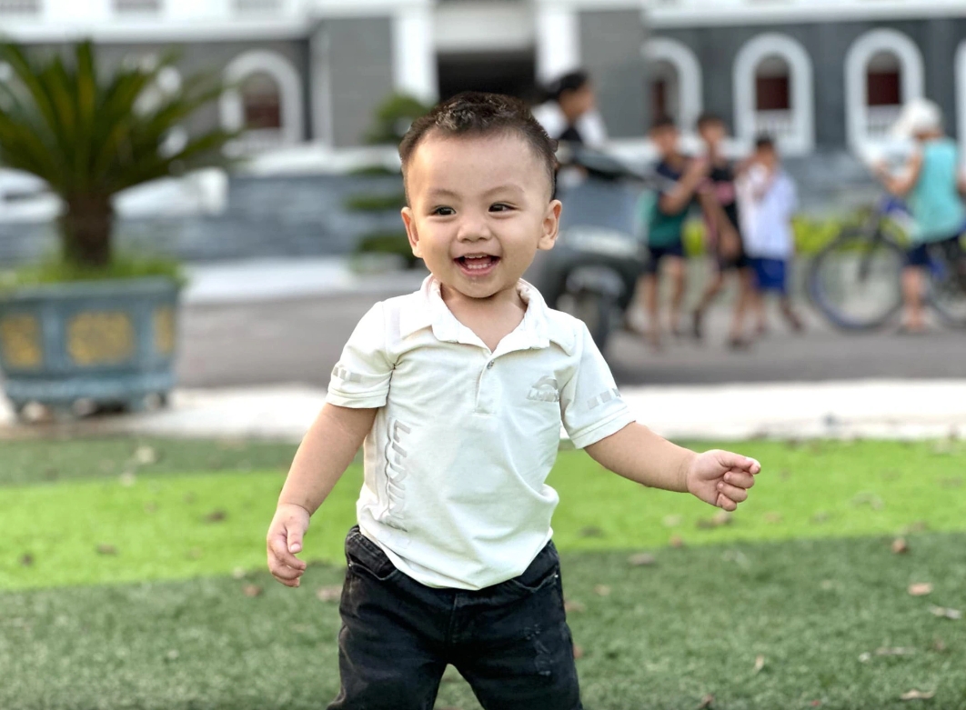 Bố nuôi kể chuyện bé trai gần 3 tuổi biết gọi người lớn cứu bạn đuối nước