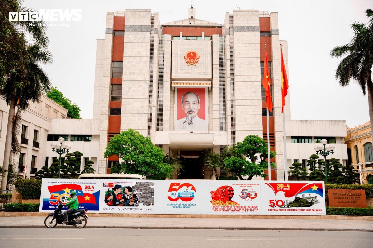 national flags brighten hanoi in lead-up to reunification day picture 12 national flags brighten hanoi in lead-up to reunification day picture 12