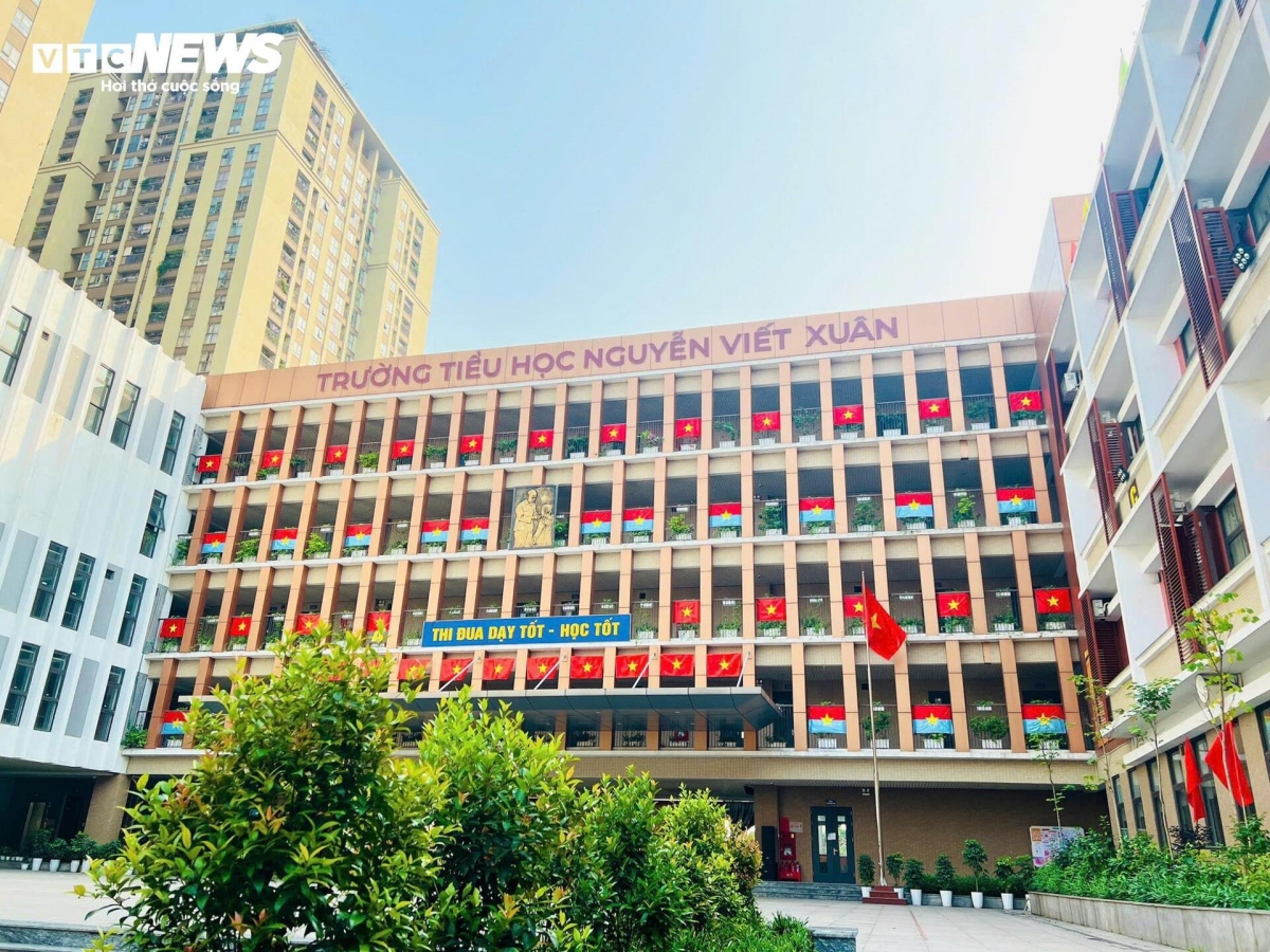 national flags brighten hanoi in lead-up to reunification day picture 5