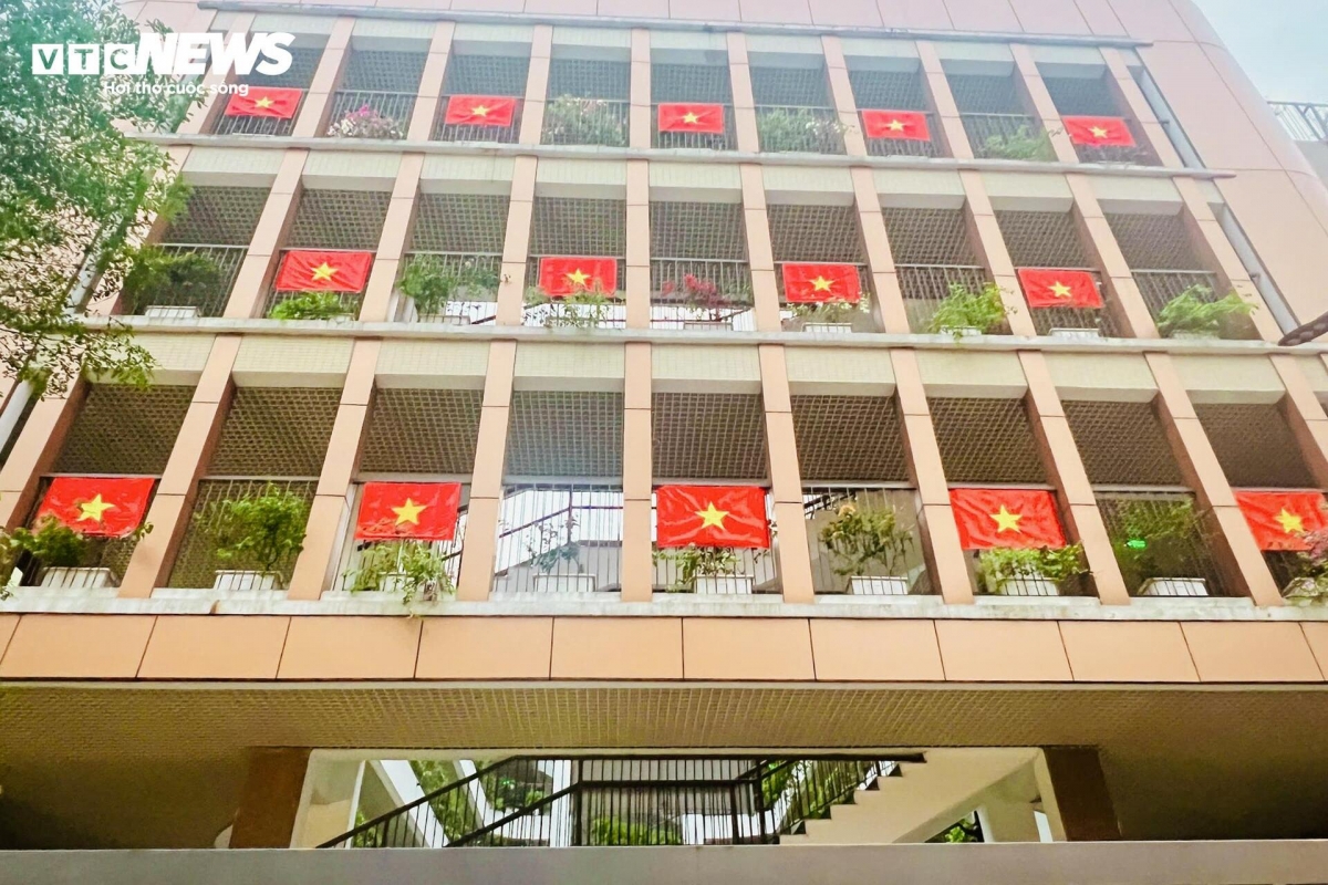 national flags brighten hanoi in lead-up to reunification day picture 6