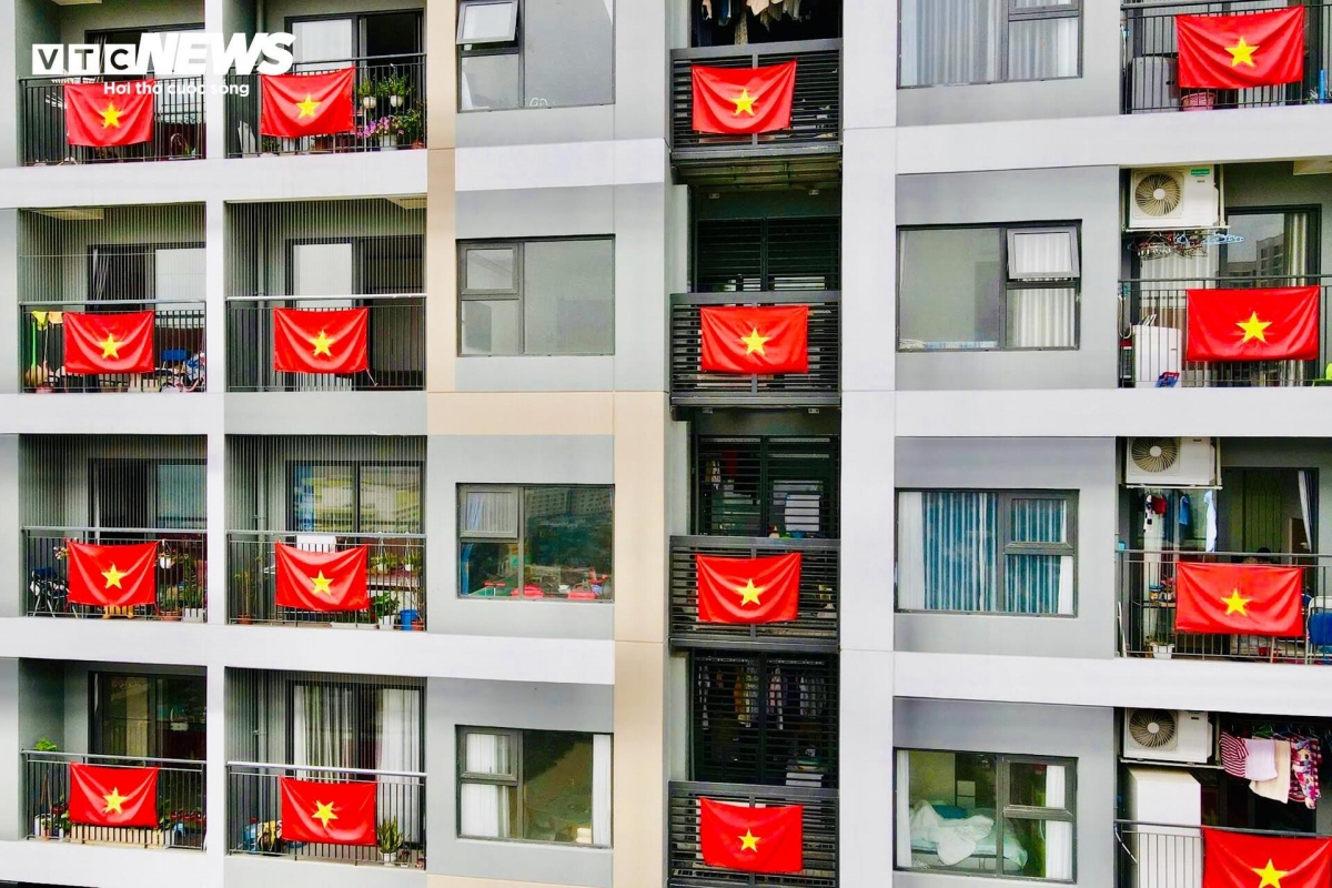 national flags brighten hanoi in lead-up to reunification day picture 8
