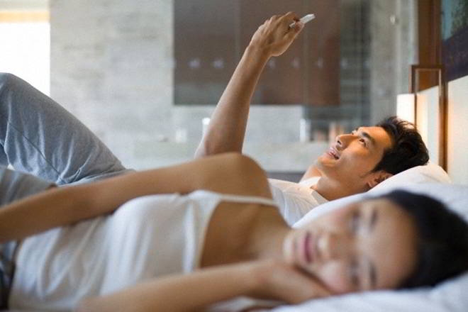 Tôi vừa đẻ bé thứ hai, chồng ngang nhiên nhắn tin, gọi điện cho người tình