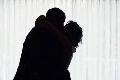 Vợ đẹp, con ngoan nhưng tôi vẫn muốn "qua lại" với người yêu cũ