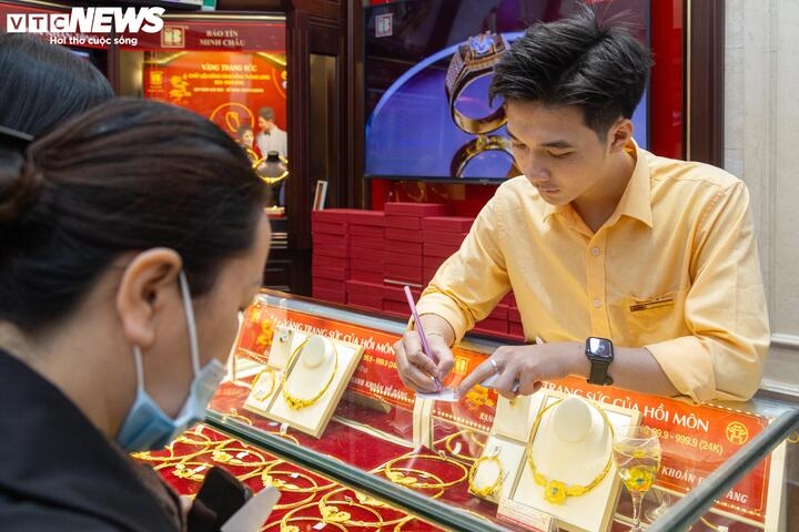 Giá vàng quay đầu lao dốc, nhà đầu tư nên mua hay bán?