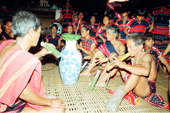 Bảo tồn nghệ thuật nói lý - hát lý của người Cơ Tu ở Nam Giang
