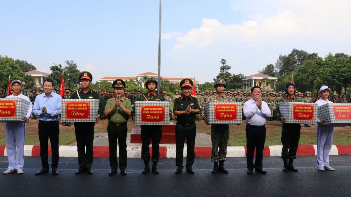Ông Nguyễn Trọng Nghĩa thăm, động viên các lực lượng diễu binh