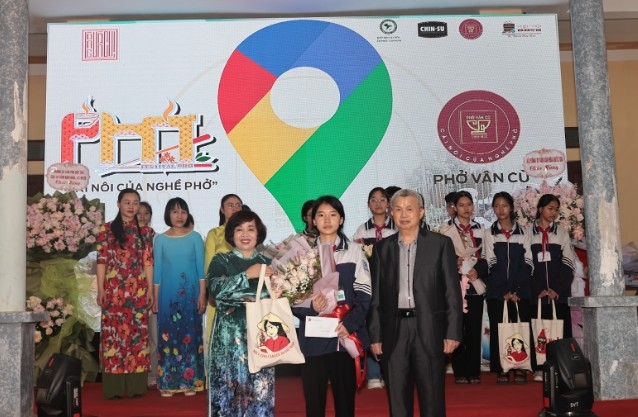 6.000 bat pho chieu dai thuc khach tai le hoi pho lang van cu, nam Dinh hinh anh 1