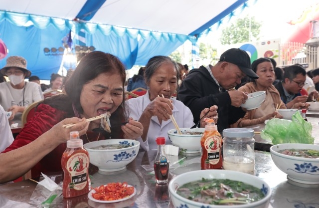 6.000 bat pho chieu dai thuc khach tai le hoi pho lang van cu, nam Dinh hinh anh 6