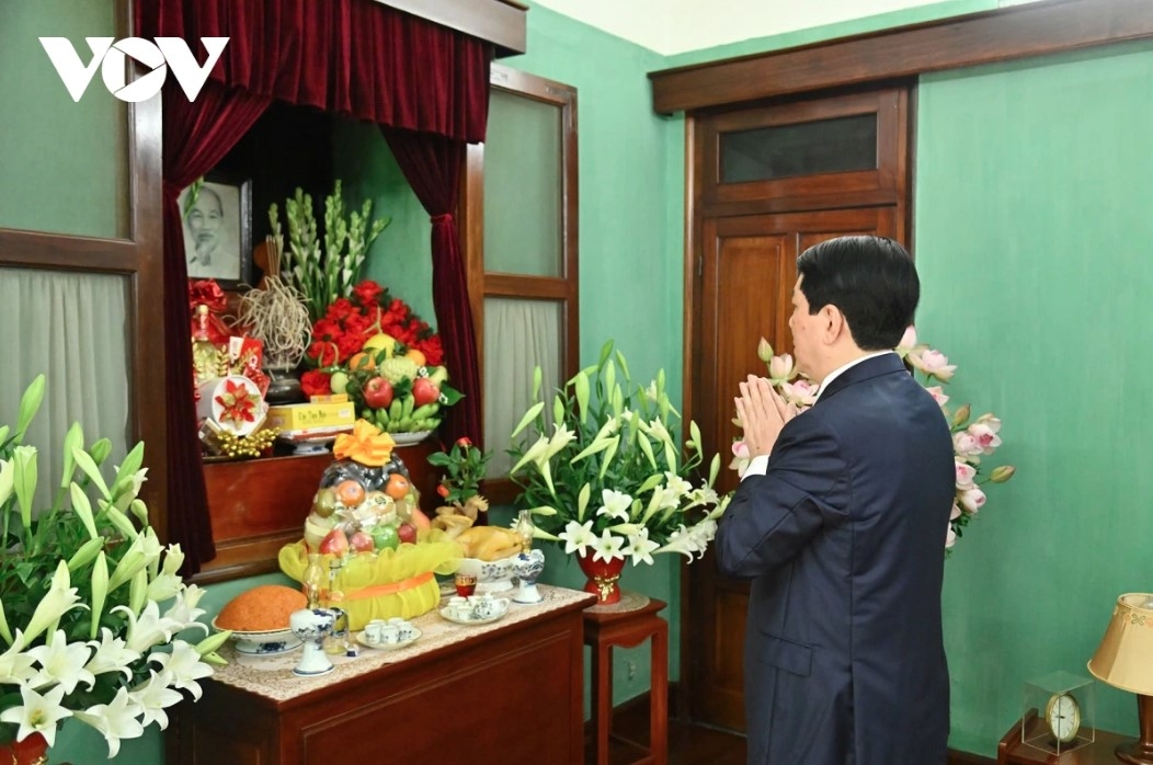 state leader pays tribute to late president ho chi minh picture 1 state leader pays tribute to late president ho chi minh picture 1