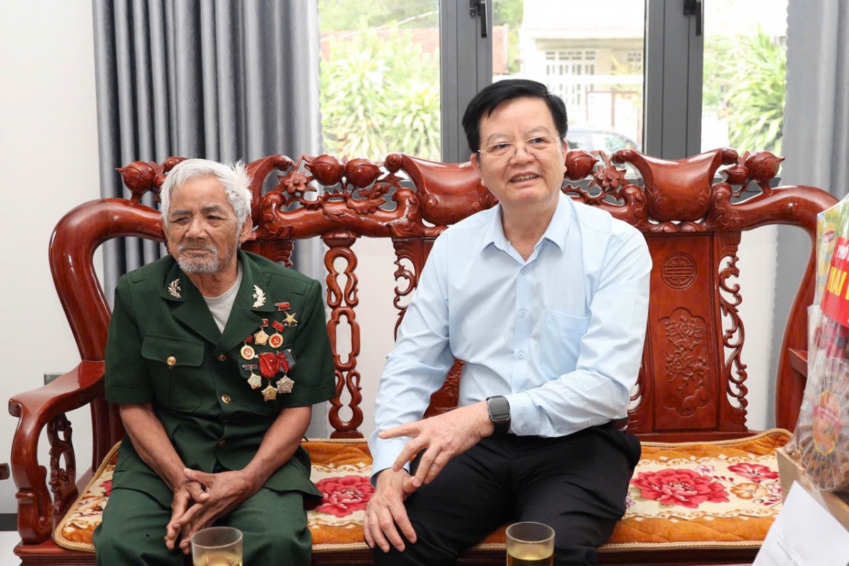 Phó Thủ tướng Mai Văn Chính thăm, tặng quà người có công tại miền núi Khánh Hòa