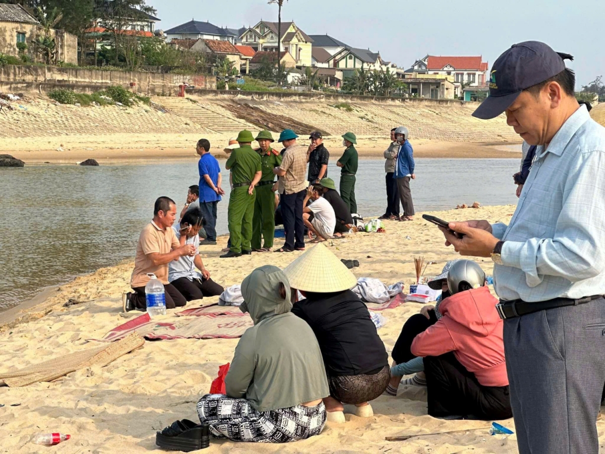 Tìm thấy thi thể 2 học sinh Quảng Bình mất tích khi tắm ở sông Dinh