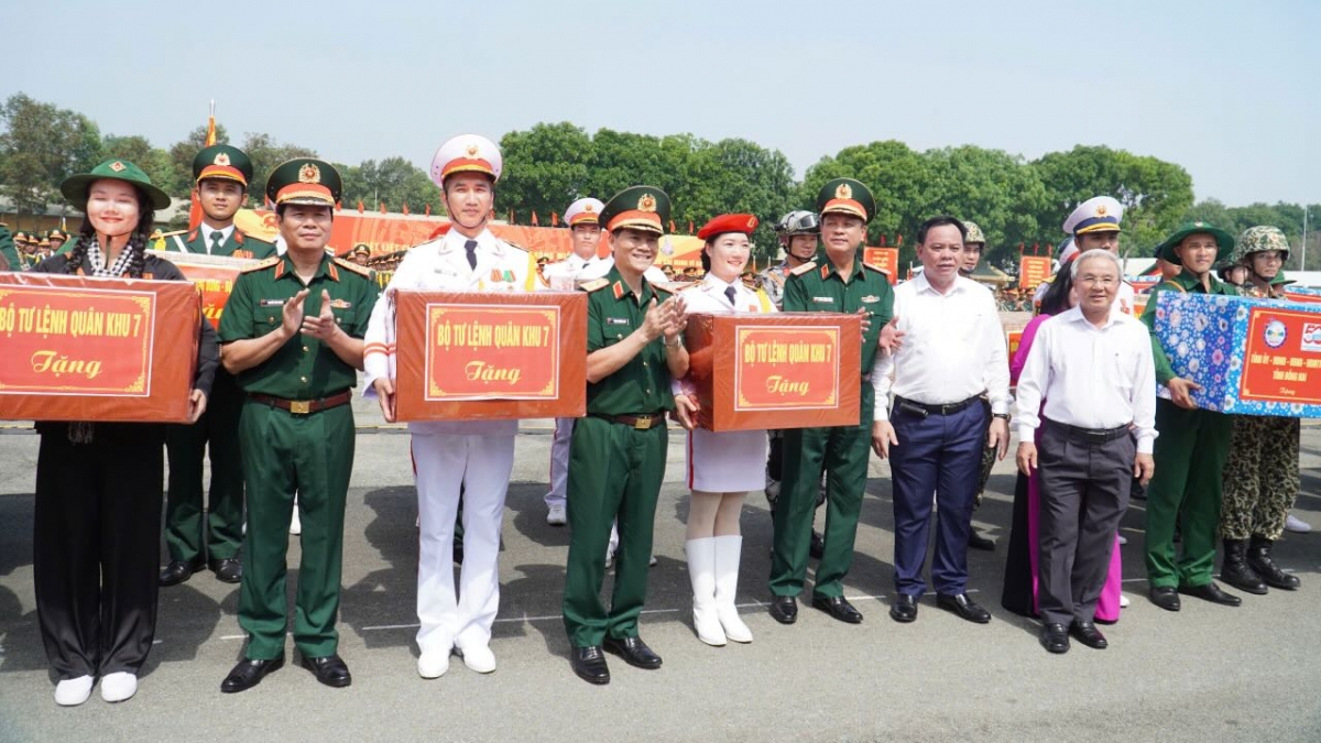 Đại tướng Nguyễn Tân Cương động viên các chiến sĩ tập luyện diễu binh, diễu hành