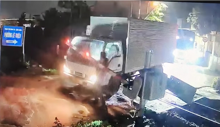 tước giấy phép tài xế xe tải cố tình vượt đường ngang khi gác chắn tàu đã đóng hình ảnh 1 tuoc giay phep tai xe xe tai co tinh vuot duong ngang khi gac chan tau da dong hinh anh 1