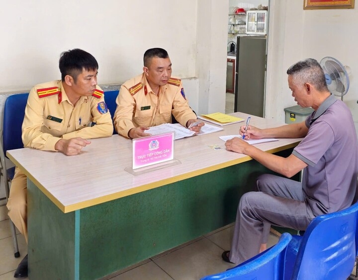 Tước giấy phép tài xế xe tải cố tình vượt đường ngang khi gác chắn tàu đã đóng