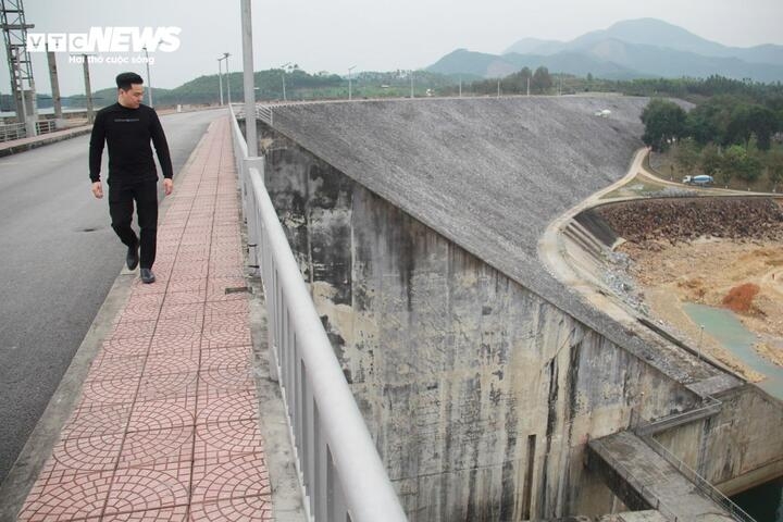Đáy đập thuỷ điện thác bà sâu hun hút, lan can thấp lè tè, nguy cơ chết người hình ảnh 2 Day dap thuy dien thac ba sau hun hut, lan can thap le te, nguy co chet nguoi hinh anh 2