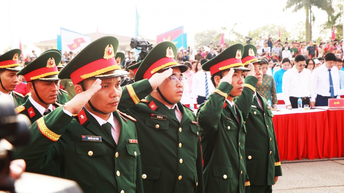 Thiêng liêng Lễ Thượng cờ “Thống nhất non sông” tại Đôi bờ Hiền Lương-Bến Hải, tỉnh Quảng Trị
