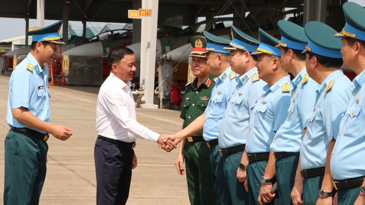 Ông Trần Cẩm Tú tặng quà động viên lực lượng tham gia diễu binh