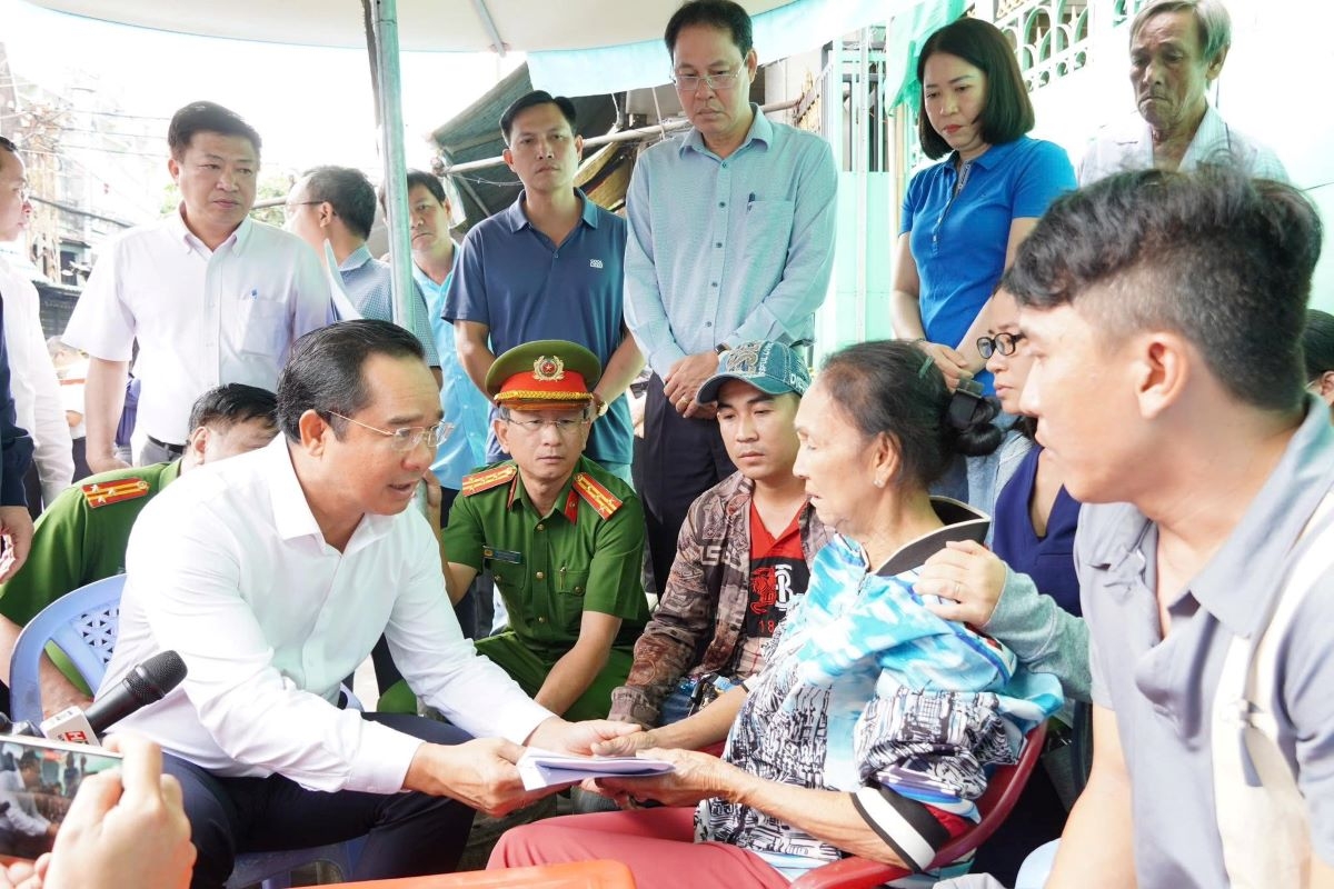 Thăm hỏi gia đình bị thiệt hại trong vụ cháy tại quận 8, TP.HCM