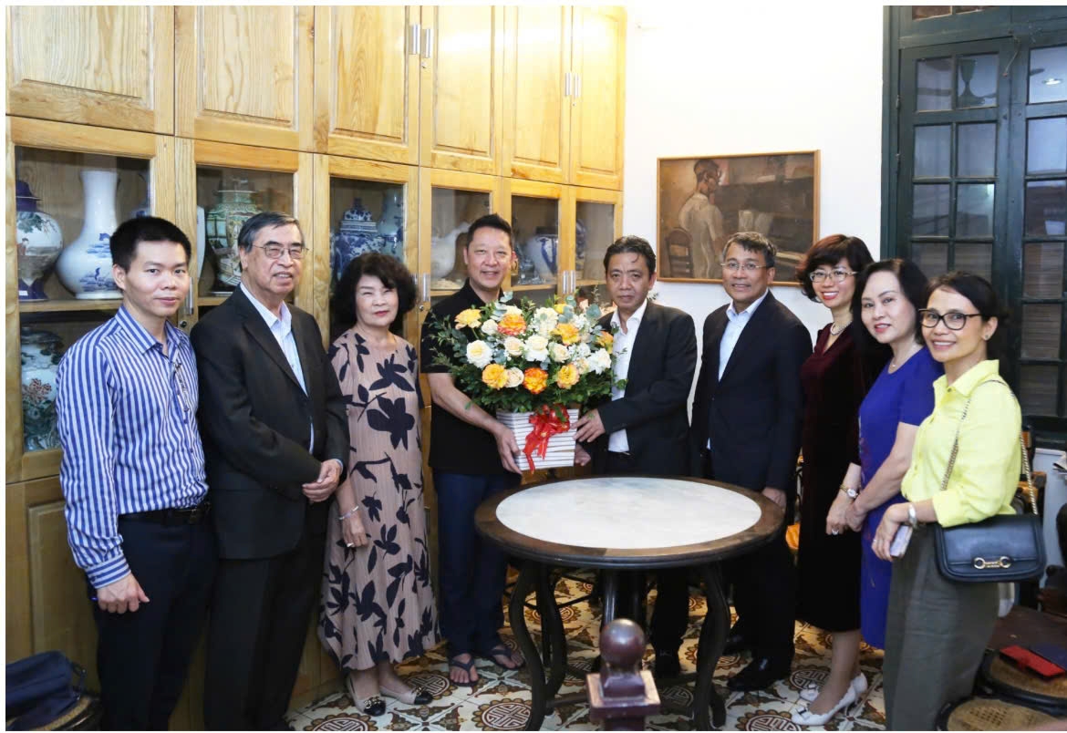 Ủy ban quốc gia unesco việt nam thăm, chúc mừng gia đình cố nhạc sĩ hoàng vân hình ảnh 1 Uy ban quoc gia unesco viet nam tham, chuc mung gia dinh co nhac si hoang van hinh anh 1