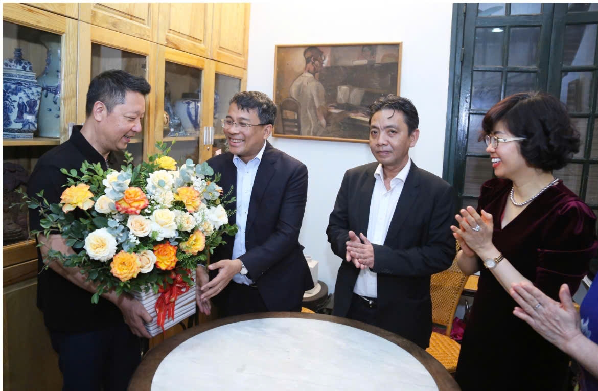 Ủy ban quốc gia unesco việt nam thăm, chúc mừng gia đình cố nhạc sĩ hoàng vân hình ảnh 2 Uy ban quoc gia unesco viet nam tham, chuc mung gia dinh co nhac si hoang van hinh anh 2