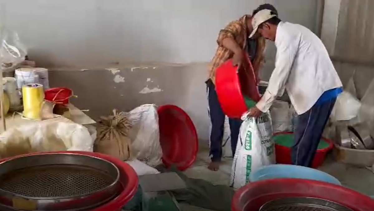 cận cảnh xưởng sản xuất thuốc giả bằng phụ gia và than tre ở thanh hoá hình ảnh 2 can canh xuong san xuat thuoc gia bang phu gia va than tre o thanh hoa hinh anh 2