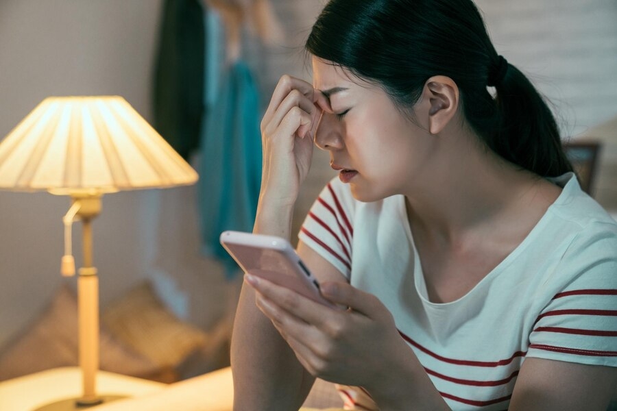 Chồng tôi thường xuyên nhắn tin trêu chọc, ỡm ờ với nhiều phụ nữ