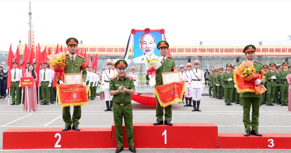 công an 13 tỉnh, thành tham gia hội thi thể thao chữa cháy và cứu nạn tại nghệ an hình ảnh 3 cong an 13 tinh, thanh tham gia hoi thi the thao chua chay va cuu nan tai nghe an hinh anh 3