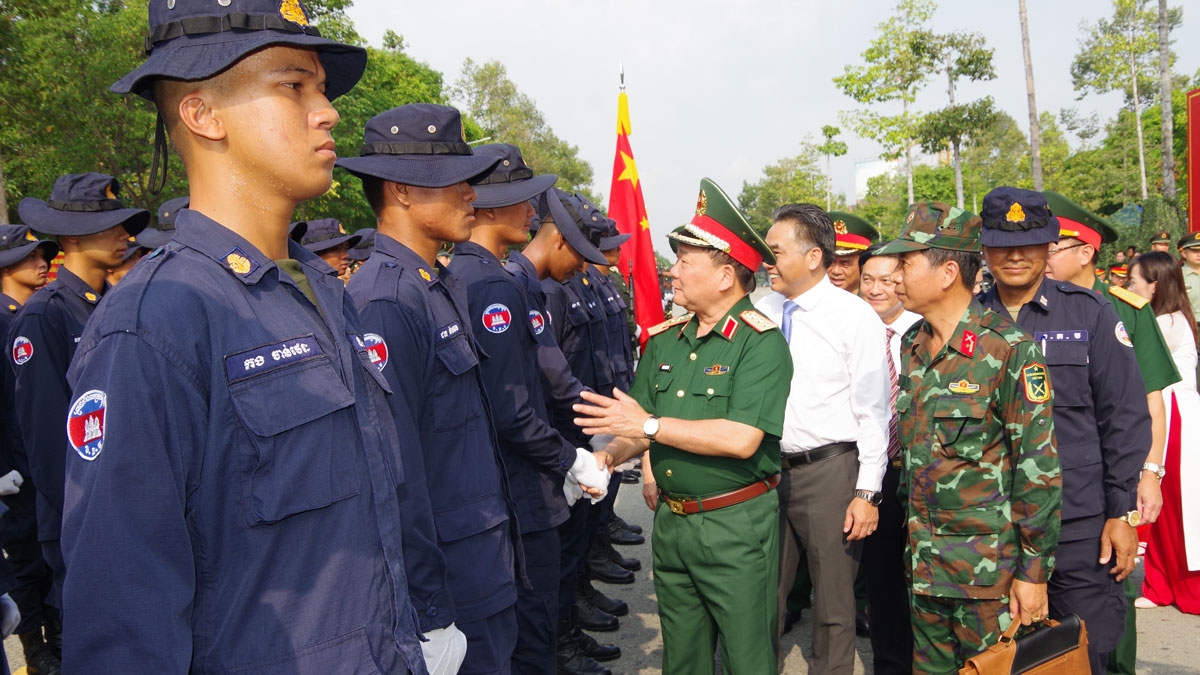 Thứ trưởng Bộ Quốc phòng thăm hỏi, động viên các đoàn diễu binh quốc tế