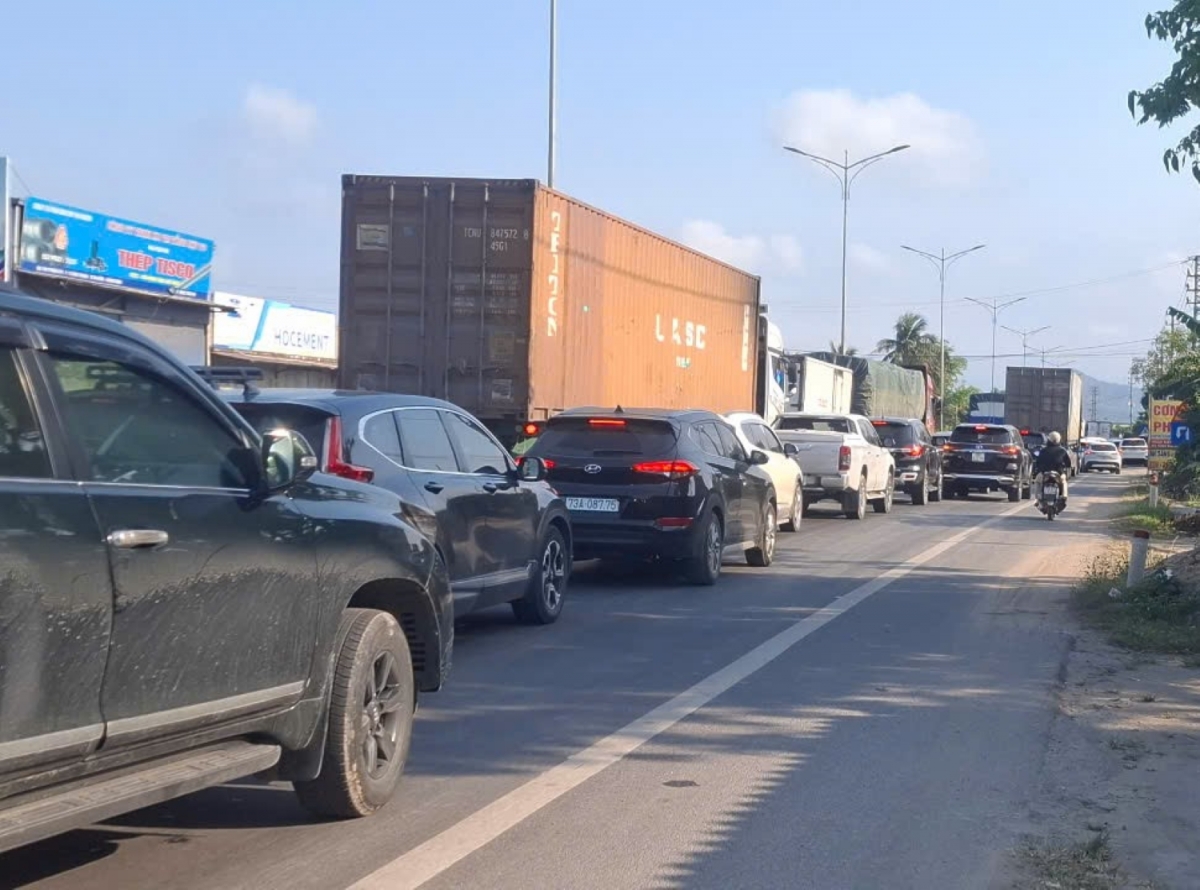 Ùn tắc trên Quốc lộ 1A qua cầu Gianh ở tỉnh Quảng Bình