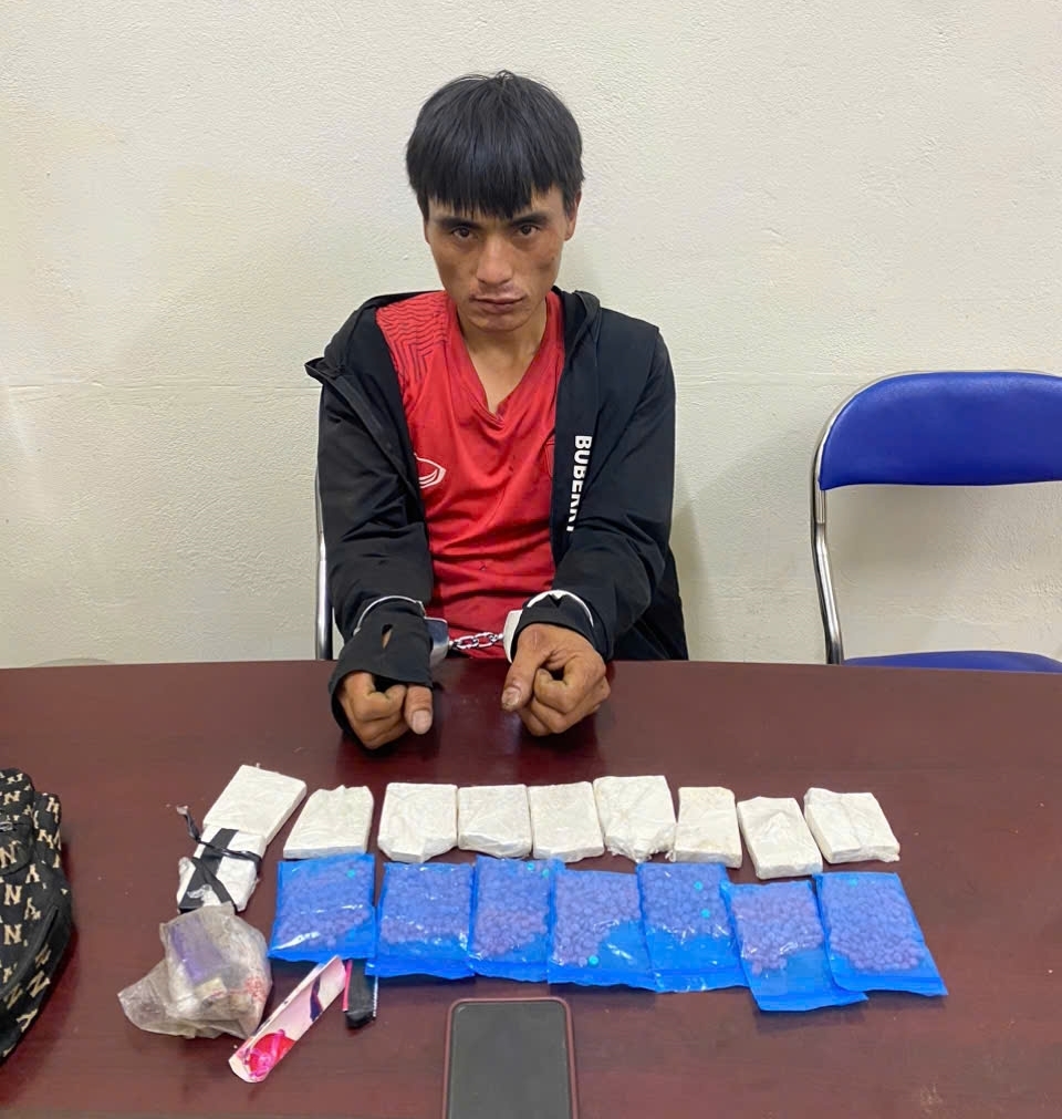 Phát hiện đối tượng vận chuyển 10 bánh heroin và 1.400 viên ma túy