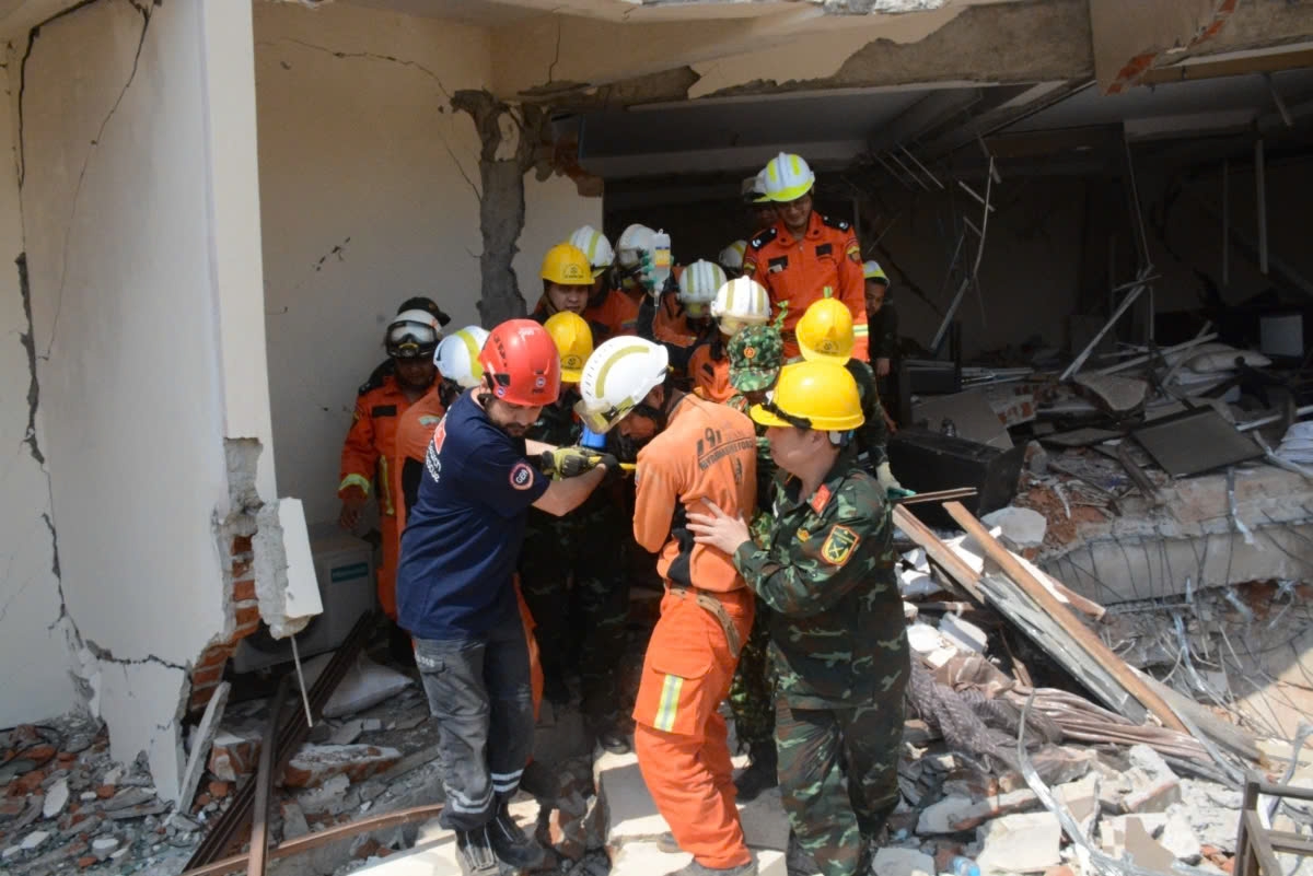 vietnamese rescue workers save a survivor from myanmar earthquake picture 1 vietnamese rescue workers save a survivor from myanmar earthquake picture 1