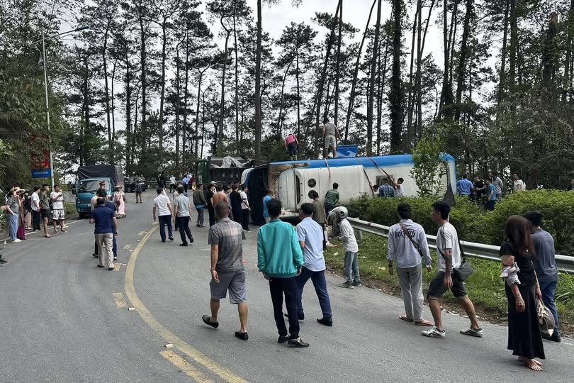 lật ô tô khách tại km19 500 trên đèo lên tam Đảo hình ảnh 1 lat o to khach tai km19 500 tren deo len tam Dao hinh anh 1