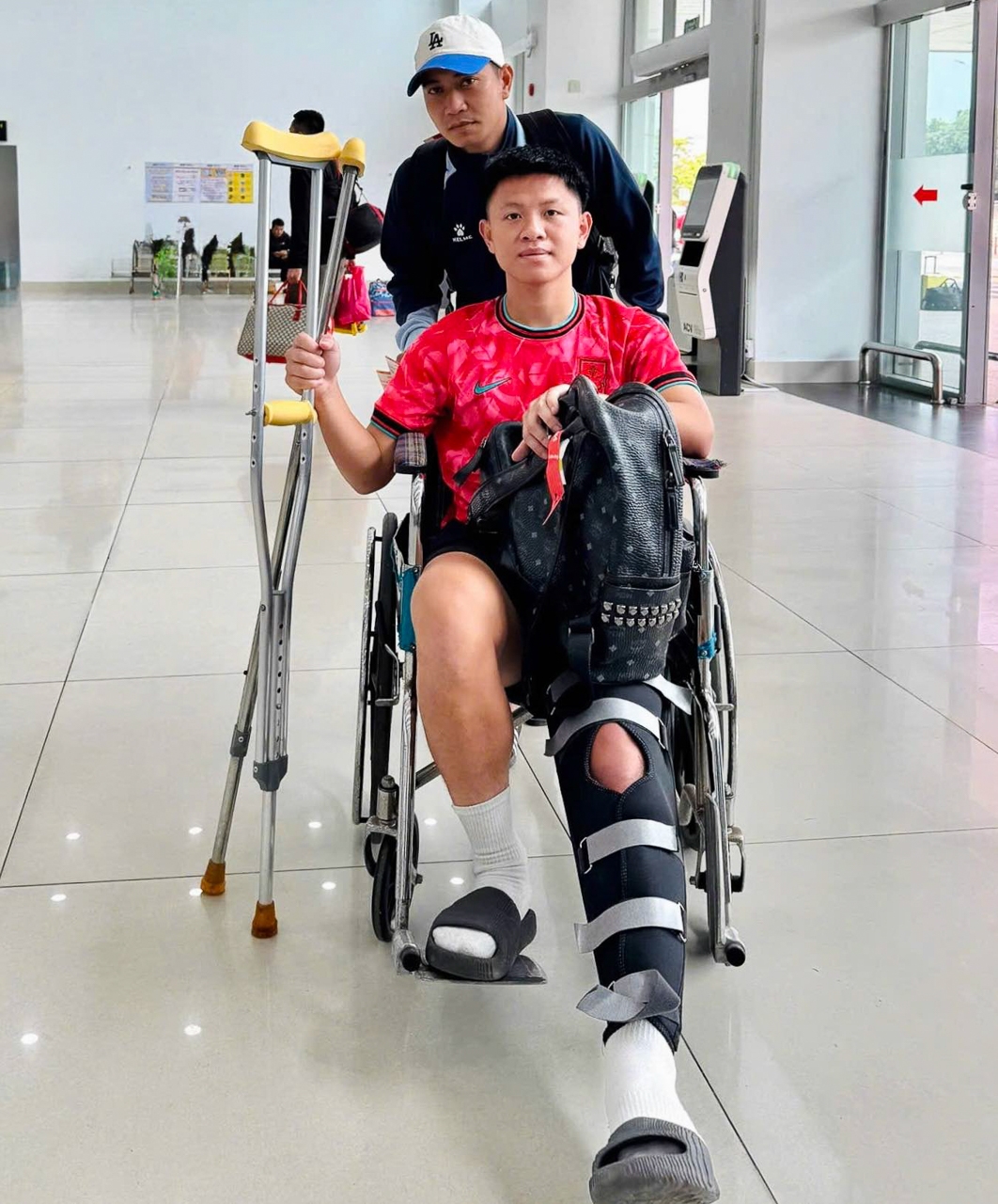 cựu hậu vệ u23 việt nam nghỉ dài hạn mặt cỏ sân mỹ Đình lại gây tranh cãi hình ảnh 1 cuu hau ve u23 viet nam nghi dai han mat co san my Dinh lai gay tranh cai hinh anh 1