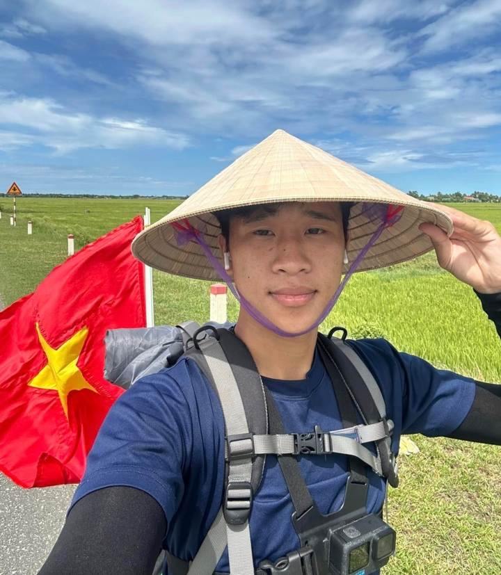 chàng trai 24 tuổi đạp xe từ hà nội vào tp.hcm xem lễ diễu binh kỷ niệm 30 4 hình ảnh 2 chang trai 24 tuoi dap xe tu ha noi vao tp.hcm xem le dieu binh ky niem 30 4 hinh anh 2