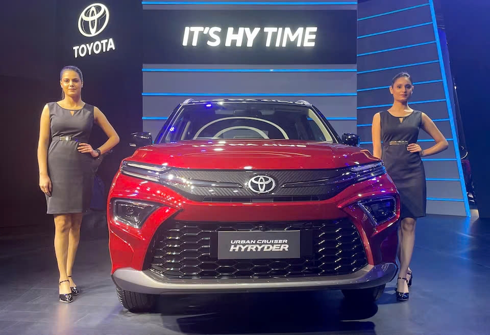 Xe hybrid của Toyota "cháy hàng" ở nhiều nơi, khách hàng phải chờ đến vài tháng