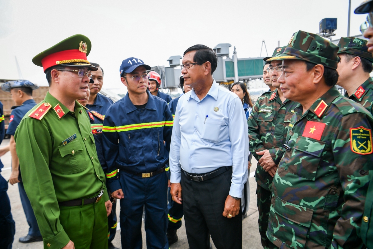 Đoàn cứu hộ của Việt Nam trao 30 tấn vật tư hỗ trợ Myanmar trước khi bay về nước