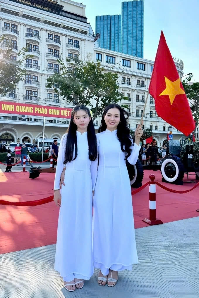sao việt 15 4 quang minh diện đồ trẻ trung, sánh đôi cùng bạn gái kém 37 tuổi hình ảnh 3 sao viet 15 4 quang minh dien do tre trung, sanh doi cung ban gai kem 37 tuoi hinh anh 3
