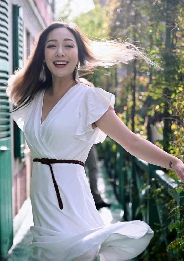 sao viet 22 4 hoa hau pham huong khoe khoanh khac vui dua ben hai quy tu hinh anh 2