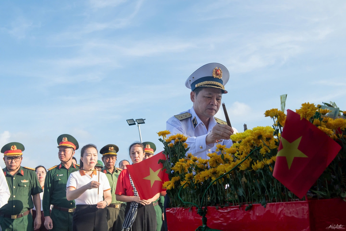 Xúc động và thiêng liêng lễ tưởng niệm anh hùng liệt sĩ Gạc Ma giữa trùng khơi