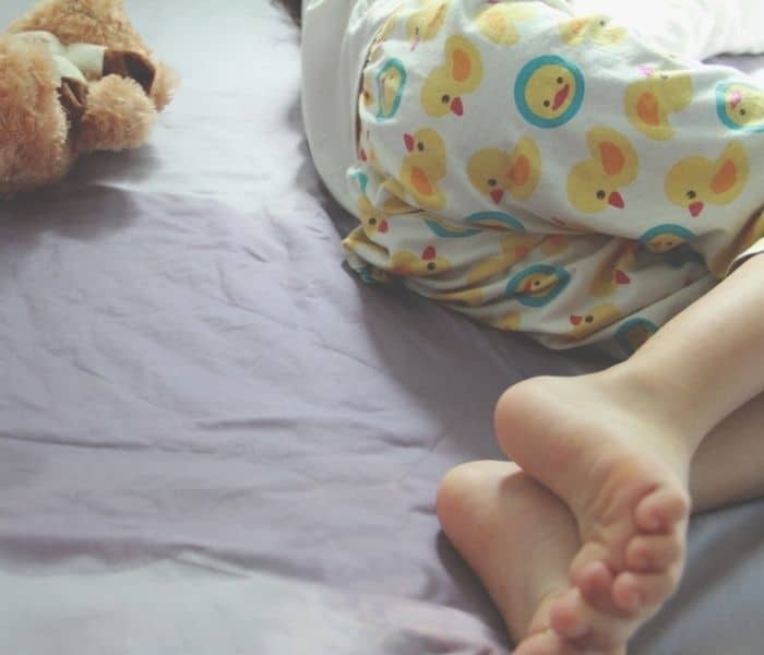 Trẻ 12 tuổi, đêm ngủ hay đái dầm có phải đi khám?