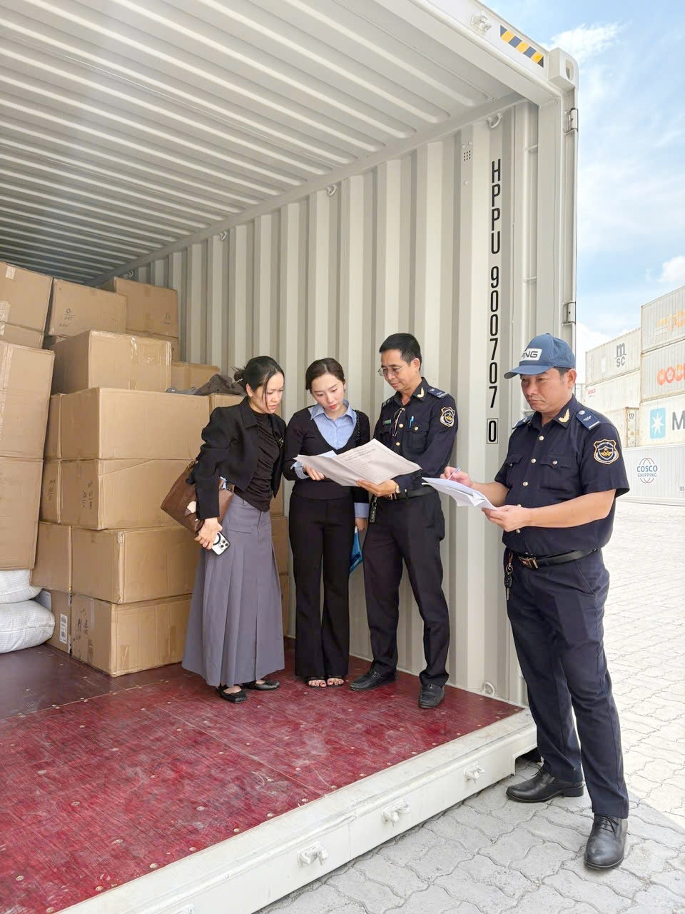 hải quan phát hiện lô hàng giả nhãn hiệu, vi phạm xuất xứ trị giá hơn 17 tỷ đồng hình ảnh 2 hai quan phat hien lo hang gia nhan hieu, vi pham xuat xu tri gia hon 17 ty dong hinh anh 2
