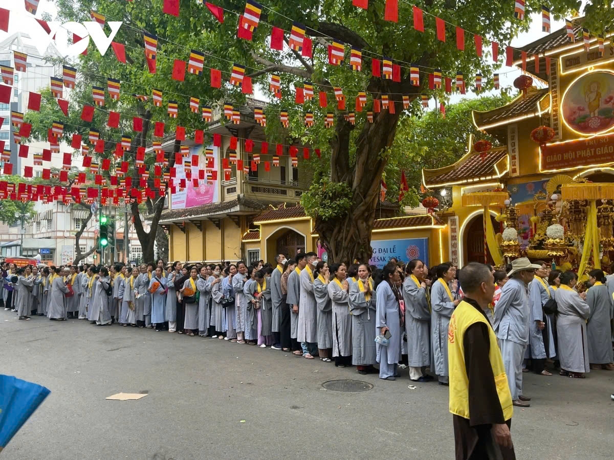 buddhist followers throng hanoi streets for buddha s sarira veneration picture 1 buddhist followers throng hanoi streets for buddha s sarira veneration picture 1