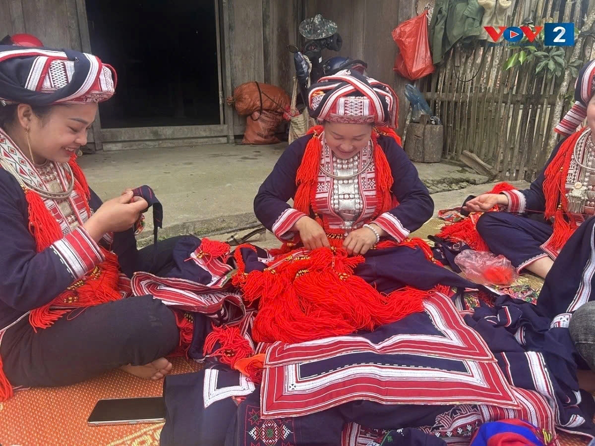 red dao people preserve brocade weaving craft in hoang su phi picture 1