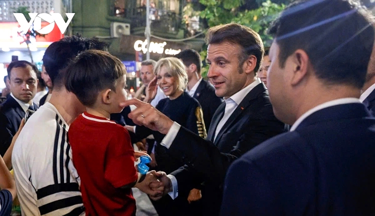 French President Macron and First Lady stroll through Hanoi’s Old Quarter