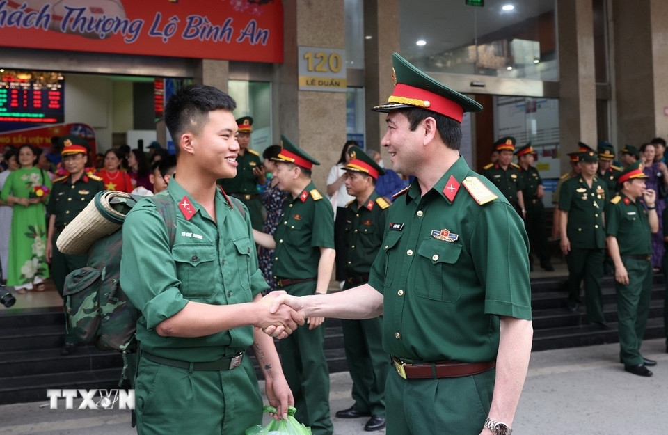 hân hoan đón đoàn cán bộ, chiến sỹ tham gia diễu binh về đến hà nội hình ảnh 10 han hoan don doan can bo, chien sy tham gia dieu binh ve den ha noi hinh anh 10