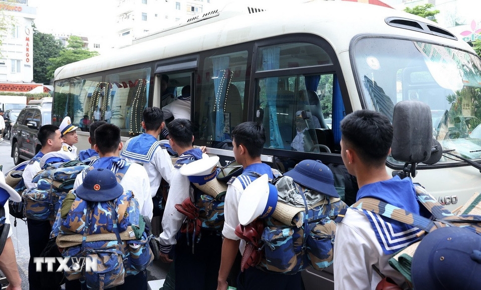 hân hoan đón đoàn cán bộ, chiến sỹ tham gia diễu binh về đến hà nội hình ảnh 11 han hoan don doan can bo, chien sy tham gia dieu binh ve den ha noi hinh anh 11